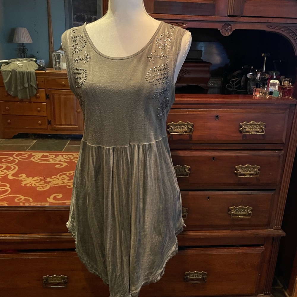 Sleeveless gray tunic with rhinestone details on bust area by vocal.